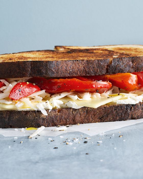 Surdegstoast med Halloumi, Lagrad Cheddar & Grillad Paprika