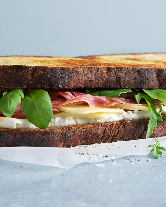 Surdegstoast med Salami, Cheddar & Rucola